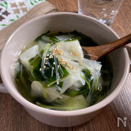 余った餃子の皮で簡単!「ネギとわかめのワンタン風スープ」