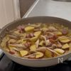 【秋の味覚】ワンパン簡単！さつまいもときのこのパエリアの工程4