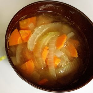 曖昧の作ってみた!投稿(玉ねぎと人参のお味噌汁)