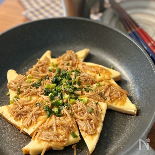 のせて焼くだけ!厚揚げのなめ茸チーズピザ