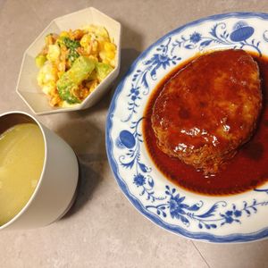 mちゃんの作ってみた!投稿(【絶品チーズINハンバーグ】簡単デミソース♡肉汁が溢れ出る！)