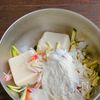 ズッキーニと豆腐とカニカマのチーズチヂミの工程1
