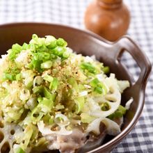 レンジで豚肉とれんこんの重ね蒸し！ネギザーサイだれ