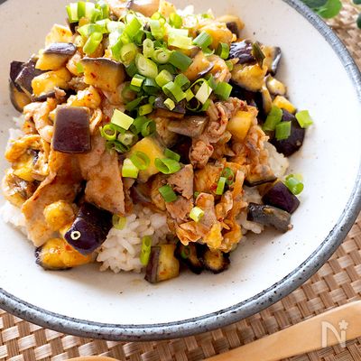 簡単♪パパッとランチに♡なす豚キムチ丼