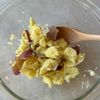 まさかの味付け！【丸ごとさつまいものデザートサラダ】の工程2