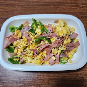 とももの作ってみた!投稿(速攻で作れる！お弁当にも◎『ハムとピーマンのたまご炒め』)