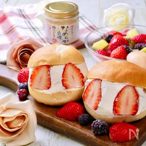 市販のパンで簡単！『練乳ねりごまの苺マリトッツォ』 | レシピサイトNadia