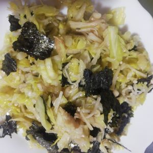 ぽぽペの作ってみた!投稿(レンジで3分【キャベツとえのきの旨塩のりナムル】箸が止まらん)