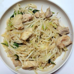 ふうかの作ってみた!投稿(行列の定食屋さんの🍚鶏ともやしのスタミナ甘辛みそ炒め🤩)
