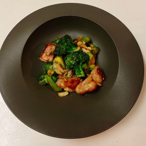 りんの作ってみた!投稿(鶏肉とブロッコリーのうま塩ガーリック炒め🤩🍺)