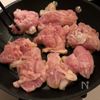 ただ焼いて乗せるだけ。旨すぎる【和風サルサチキン】の工程4