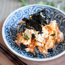 簡単おつまみ・おかずに♪モッツアレラと豆腐のごまキムチ和え