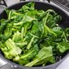 実家で育てた青菜で作るごま風味炒めの工程2