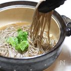 野菜たっぷり豚巻き串鍋のシメに。お出汁がしみたお蕎麦