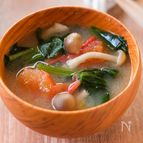 【トマトとほうれん草のお味噌汁】酸味とまろやかさがおいしい♪