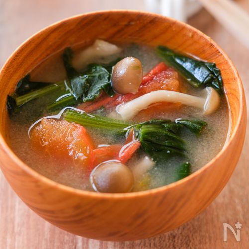 【トマトとほうれん草のお味噌汁】酸味とまろやかさがおいしい♪