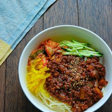 ひき肉と八丁味噌でチャジャンミョン(チャジャン麺)風