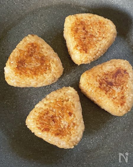 フライパンでおにぎりを焼く