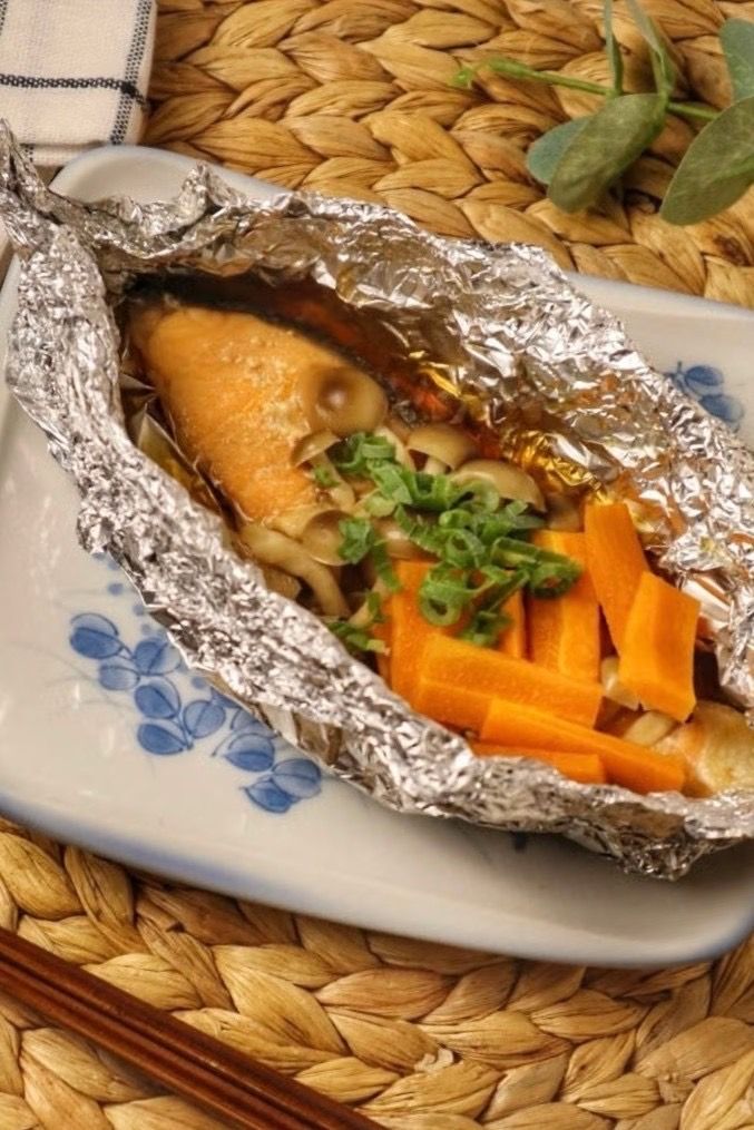 焼き鮭ページ 天然紅鮭切り落とし 900g(300g×3) べにさけ ベニサケ 中辛 塩鮭