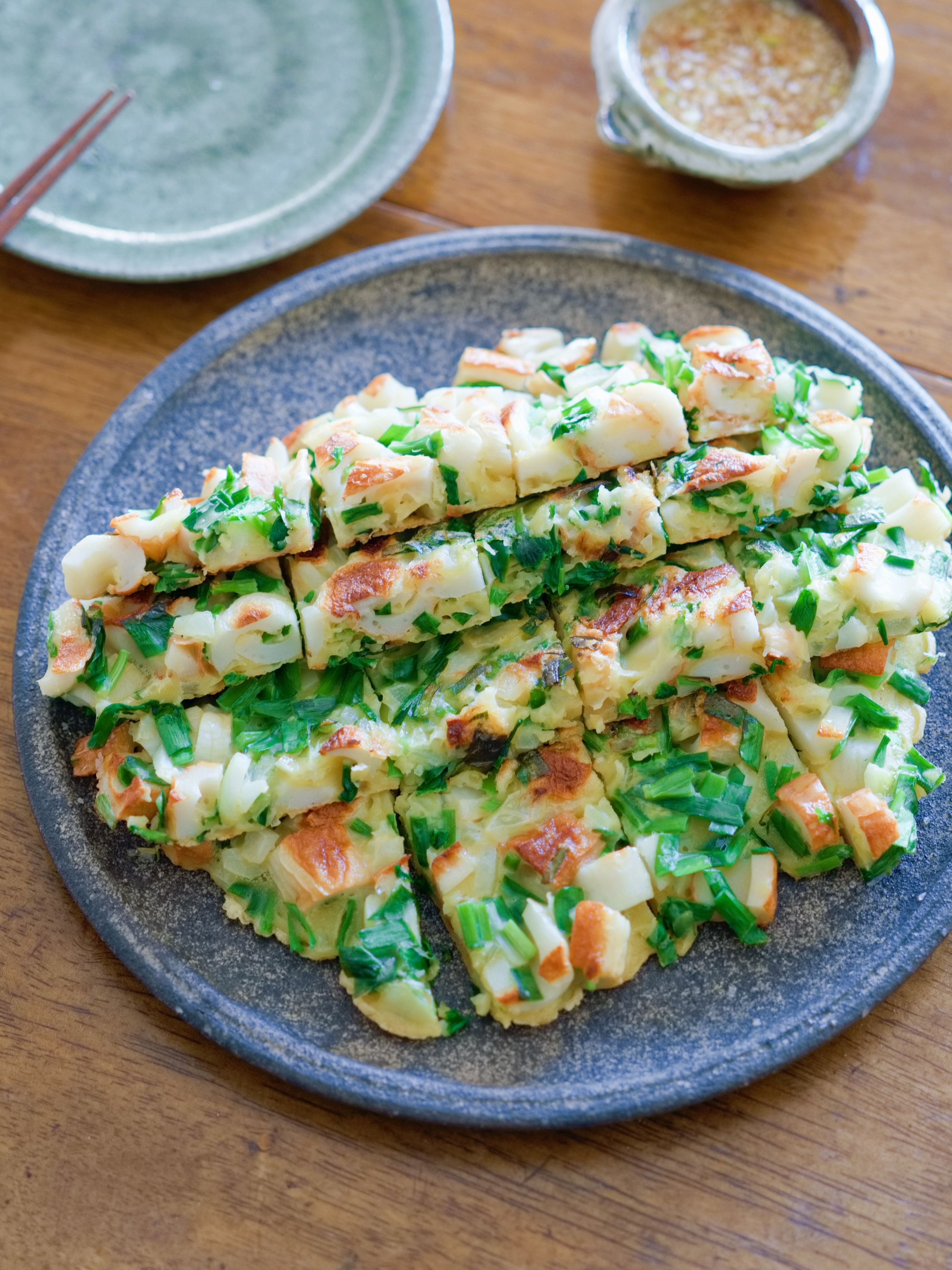 冷蔵庫の定番食材で！ちくわとにらのチヂミ | レシピサイトNadia