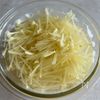 【10分でやみつき！】豆苗と新じゃがのペペロンサラダの工程1