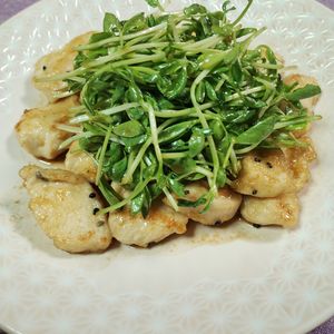 M＊Pの作ってみた!投稿(【コスパ最強!食欲そそる】鶏むね肉と豆苗の中華だれ)
