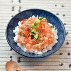 玉ねぎ麹でおいしい！ロミロミサーモン丼