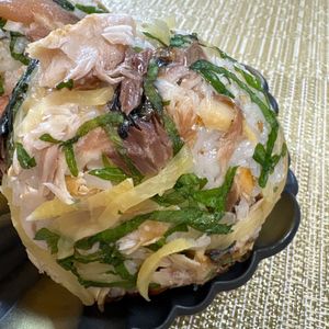 楽ラク手抜キッチン🐶🐾の作ってみた!投稿(余った焼き魚で！塩サバとたくあんのボリュームおにぎり♪)