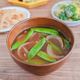 春野菜で作ろう！新玉ねぎときぬさやのお味噌汁