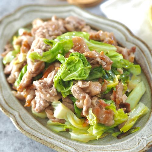 少ない調味料で簡単♩【春キャベツと豚こまの塩だれ炒め】