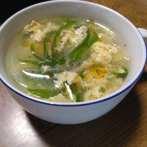 ももの作ってみた!投稿(ピーマンと卵のシンプルスープ)