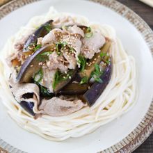 さっぱり♪豚肉となすの冷やしうどん!めんつゆなし