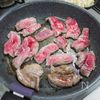 フライドガーリックで食べる鉄板ジュージューカルビ焼肉の工程4