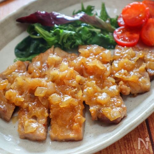ごはんが進む♪豚ロースのガリバタ醤油オニオンソース