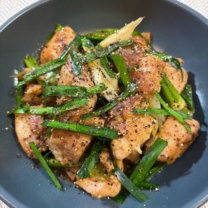 楽ラク手抜キッチン🐶🐾の作ってみた!投稿(【鶏もも肉のねぎニラ炒め】簡単スタミナおかず！)