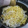 牡蠣だし醤油で味付け「牡蠣焼きそば」の工程3
