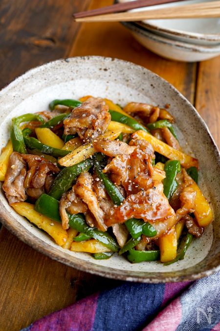 【豚肉とじゃがピーマンのオイスター炒め】調味料4つで絶品中華