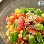 材料3つで副菜！《オクラとトマトとコーンの簡単和え》
