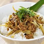 ゴボウとモヤシの甘辛丼
