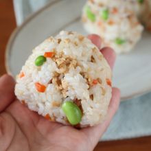 ごぼうとにんじんの甘辛そぼろおにぎり