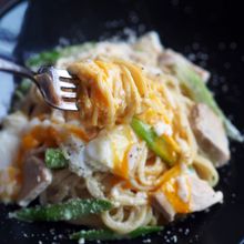 フライパン一つで簡単!チキンカルボナーラのワンポットパスタ
