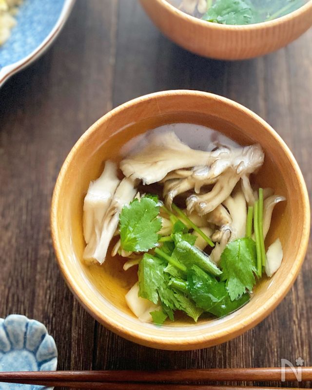 白だしで簡単！舞茸と三つ葉のすまし汁 by るみ | レシピサイト Nadia | ナディア - プロの料理家のおいしいレシピ