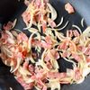 ワンパン10分♪【とろ〜りチーズのバジルトマトパスタ】の工程2