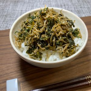 楽ラク手抜キッチン🐶🐾の作ってみた!投稿(セロリの葉っぱとちりめんじゃこのふりかけ)