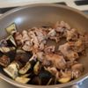 ご飯がもりもり進む!【茄子とほうれん草の豚こま甘酢炒め】の工程2