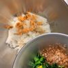 『菜の花と鮭の胡麻おかかおにぎり』の工程1