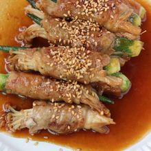 ご飯もビールも進む味!オクラとえのきの豚巻き甘辛炒め