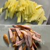 子どもも喜ぶ♡【細切りポテトとウインナーのチーズ焼き】の下準備