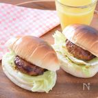 冷凍ハンバーグで簡単スライダー　トッピングはご自由に！