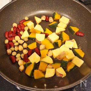 お豆入りでホクホクUP！かぼちゃとサツマイモの甘酢炒め | レシピ